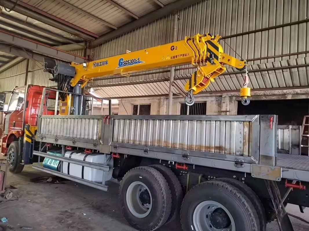 翻轉(zhuǎn)架關(guān)鍵部件解析 徐工隨車吊收鉤翻轉(zhuǎn)支架與懸架銷軸的作用與維護(hù)